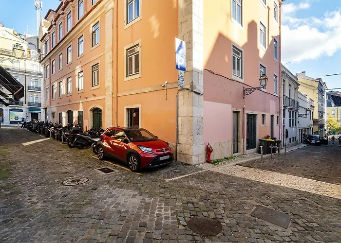 Whome Elegant Chiado Retreat Comfort In Lisbon's Heart شقة